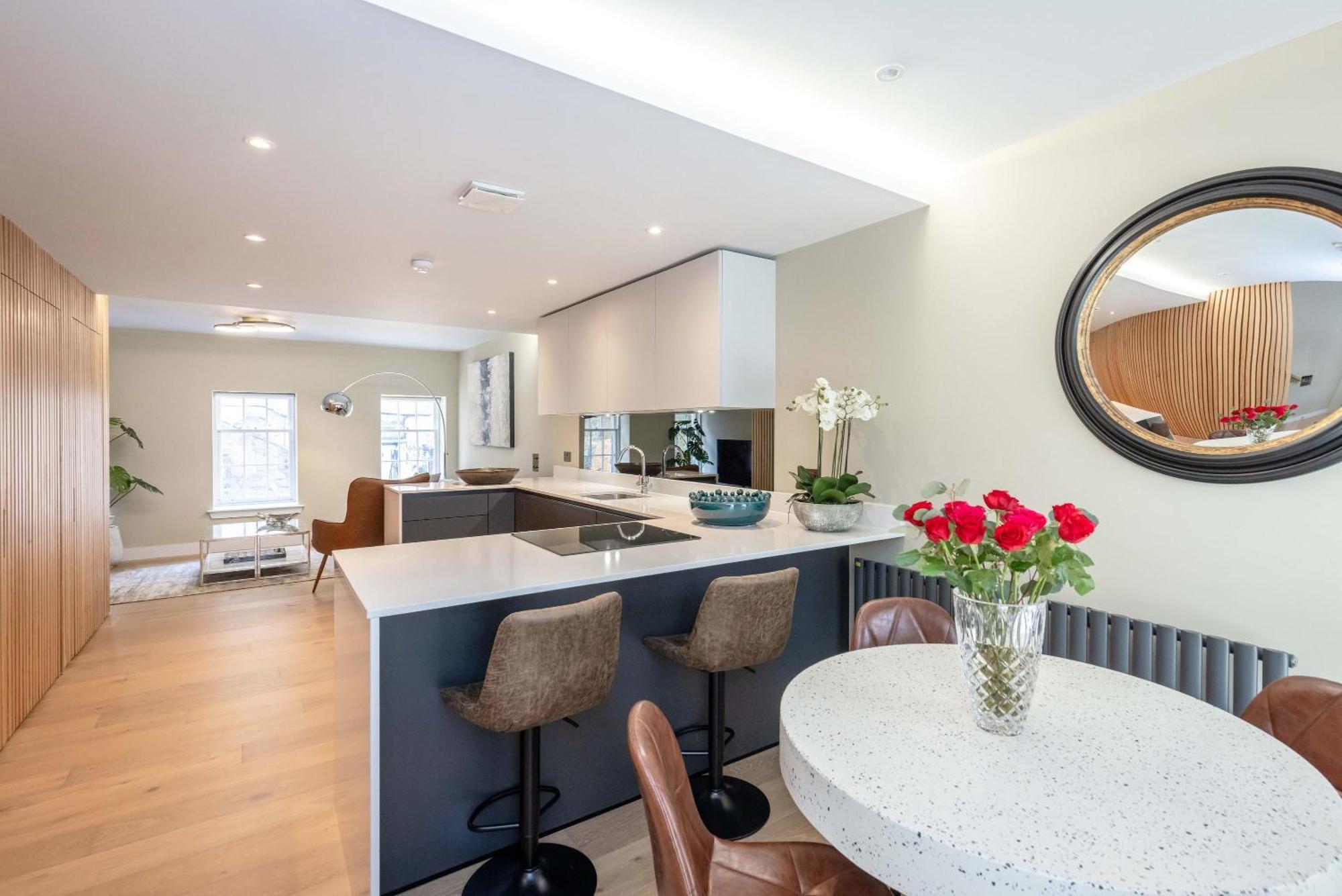 Дом отдыха Dragon - Centre 2 Bed Luxury Mews House *